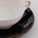 Čierno biela šálka s podšálkou.