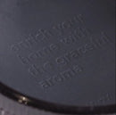 Čierna sklenená vonná sviečka.