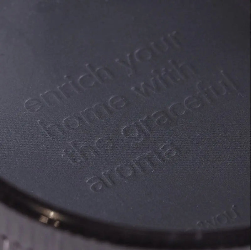 Čierna sklenená vonná sviečka.