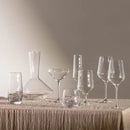 Transparentný pohár z krištáľového skla.