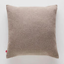 Béžová obliečka na vankúš. 