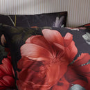 Červené bavlnené saténové obliečky s kvetovým motívom.