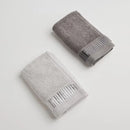 Sivá sada bavlnených uterákov.