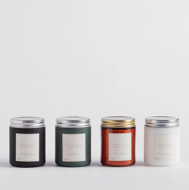 Čierna sklenená vonná sviečka.