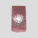 Ružový bavlnený kuchynský uterák.