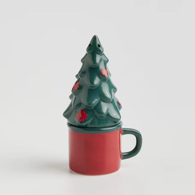 Viacfarebná vianočná soľnička a korenička v podobe stromčeka a hrnčeka.