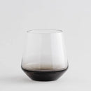 Sivý sklenený pohár. 