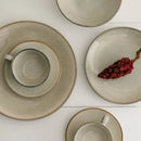 Béžový dezertný tanier.