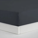 Sivá polyesterová plachta s gumkou z mikrovlákna.