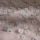 Ružový polyesterový obrus.