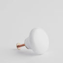 Biely úchyt na šuflík. 