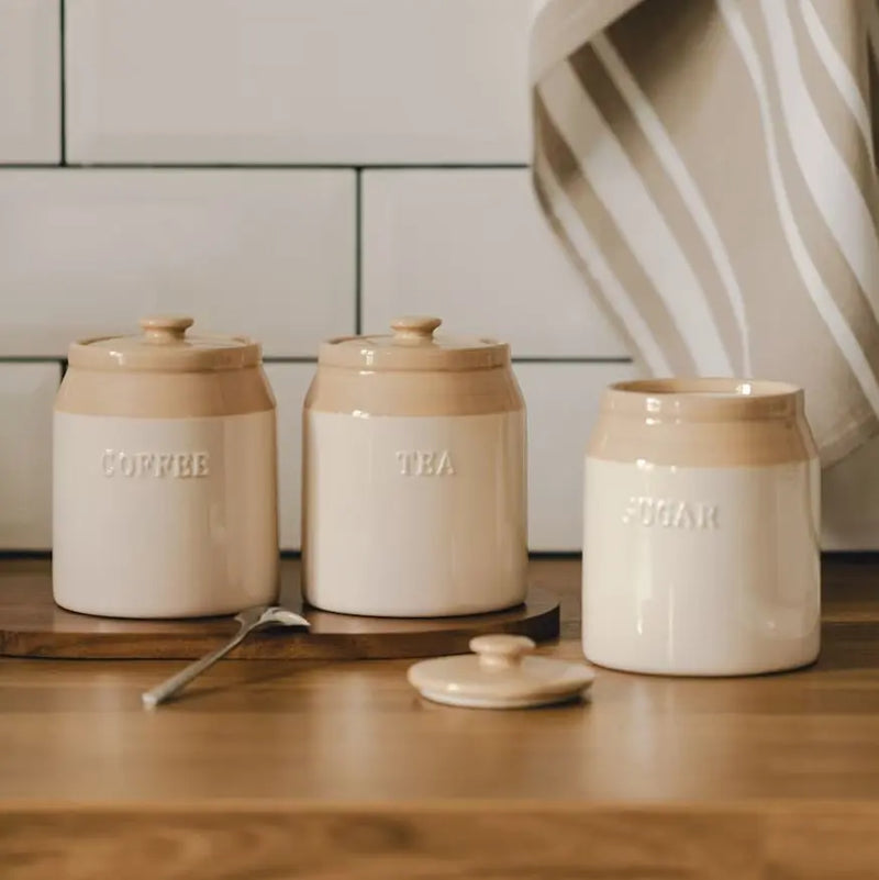 Béžová dóza s nápisom COFFEE.