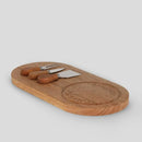 Hnedá doska na krájanie a servírovanie s troma nožmi na syr.