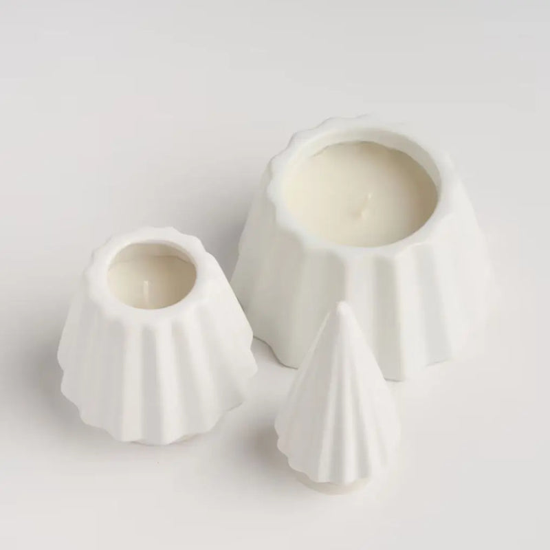 Biele vianočné sviečky v podobe stromčeka.