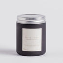 Čierna sklenená vonná sviečka.