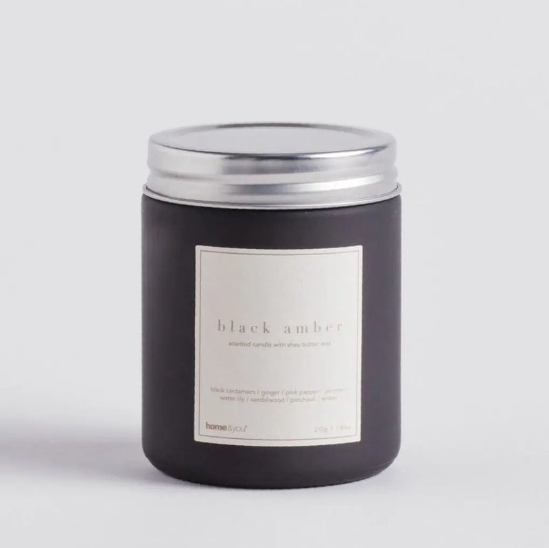 Čierna sklenená vonná sviečka.