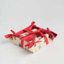 Červeno béžový textilný kôšík s príslušenstvom.