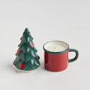 Viacfarebná vianočná soľnička a korenička v podobe stromčeka a hrnčeka.