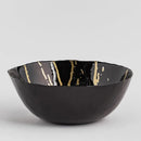 Čierna dekoračná misa so zlatými prvkami vo vnútri. 