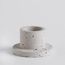 Biely cementový svietnik.