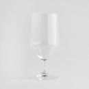 Transparentný pohár z krištáľového skla.