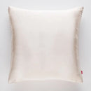 Béžová obliečka na vankúš.