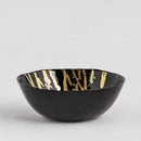 Čierna dekoračná misa so zlatými prvkami vo vnútri. 