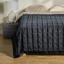 Čierny prehoz na posteľ