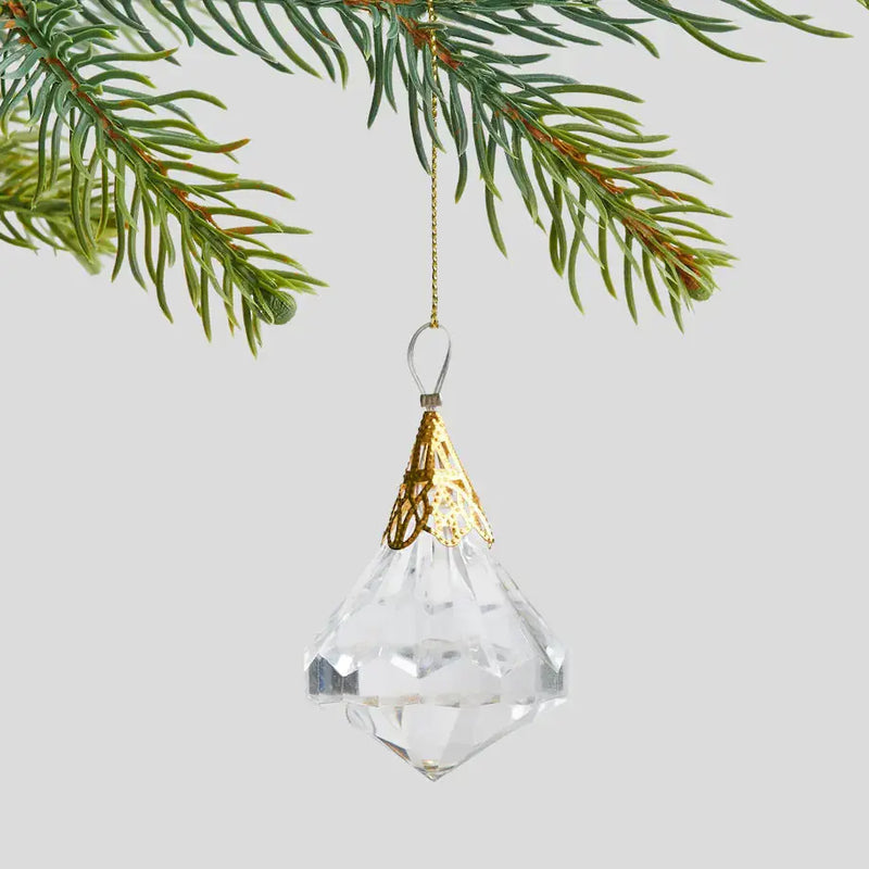 Zlatá vianočná ozdoba. 