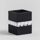 Čierny kúpeľňový pohár.