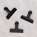 Čierna sada štipcov.