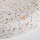 Béžový stojan na papierovú rolku.