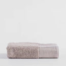 Hnedý bavlnený uterák.