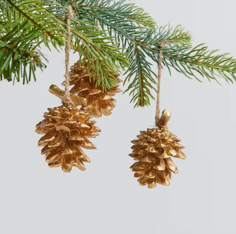 Zlaté vianočné ozdoby v podobe šišiek