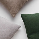 Béžová obliečka na vankúš. 