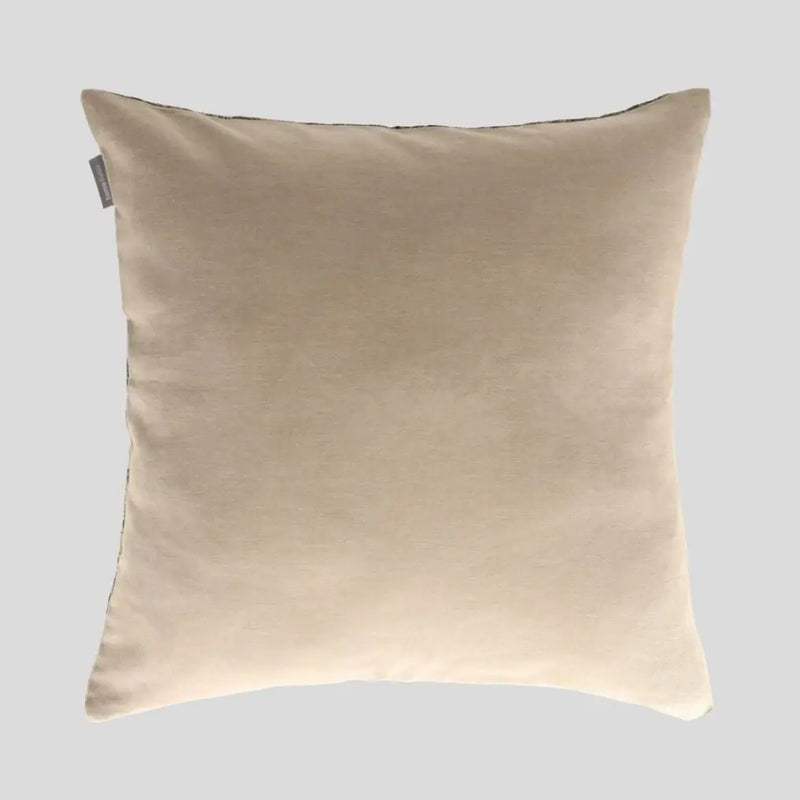 Béžová bavlnená obliečka na vankúš. 