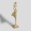 Zlatá figúrka z polyresinu v podobe postavy v klobúku.