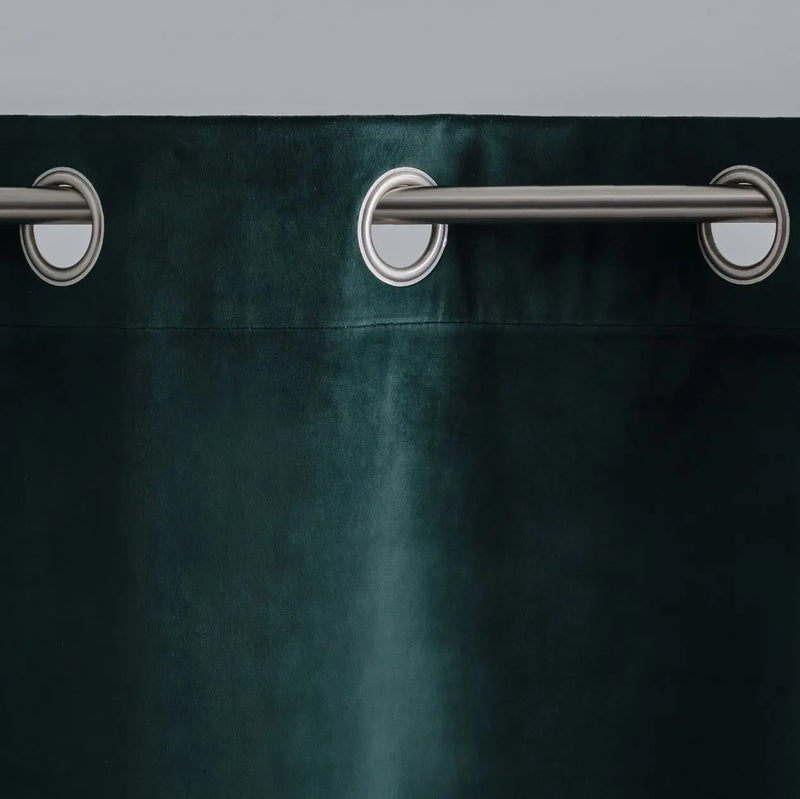 Zelený polyesterový záves.