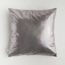 Sivá obliečka na vankúš. 