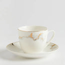 Biela šálka s podšálkou.