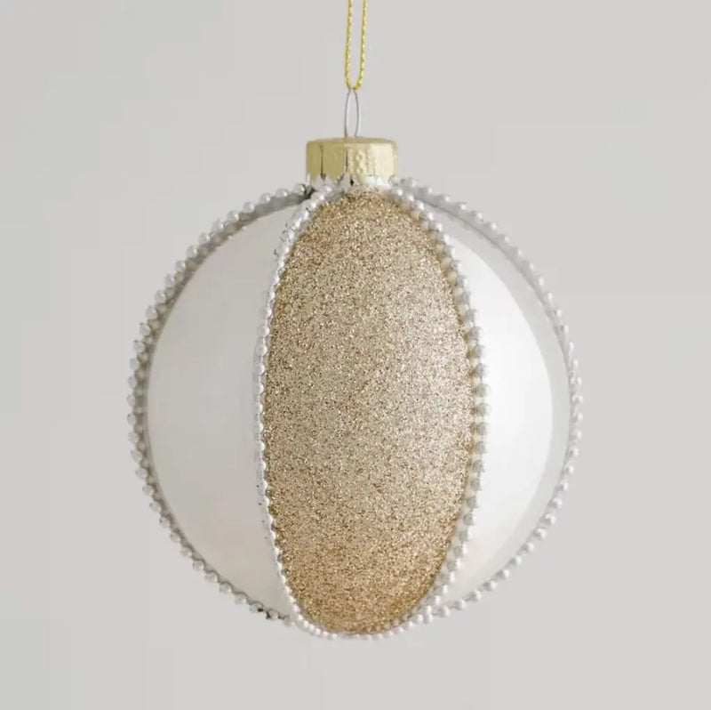 Zlatá vianočná ozdoba.