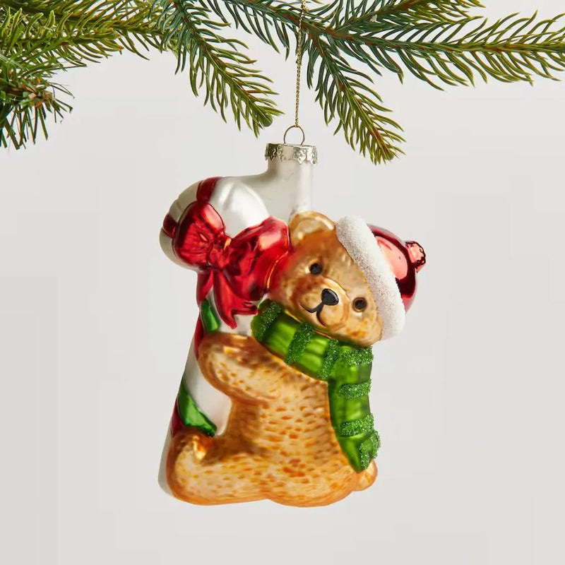 Hnedá vianočná ozdoba v podobe milého medvedíka.