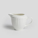 Biela porcelánová mliekovka.