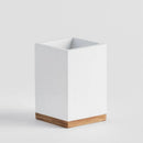 Biely kúpeľňový pohár. 