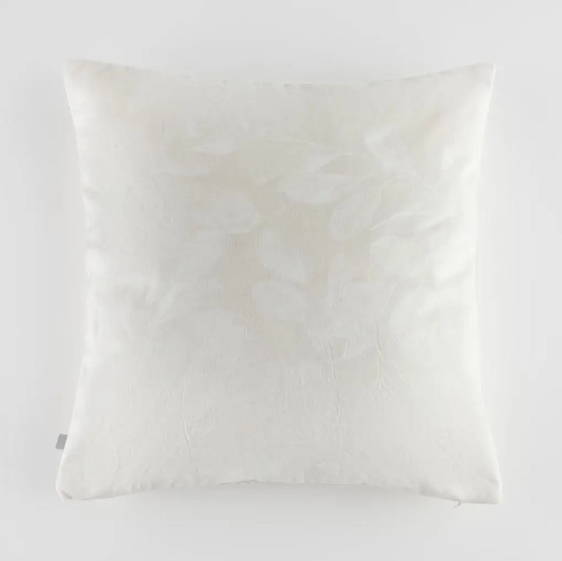 Béžová polyesterová obliečka na vankúš.