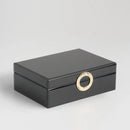 Čierna šperkovnica so zrkadlom.