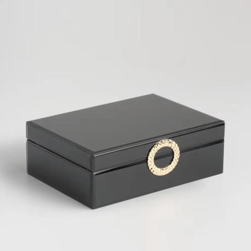 Čierna šperkovnica so zrkadlom.