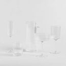 Transparentný pohár.