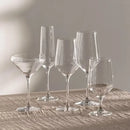 Transparentný pohár z krištáľového skla.