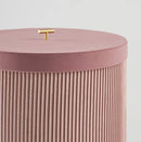 Ružový kôš na bielizeň.